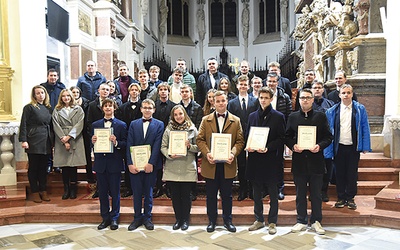 Laureaci i uczestnicy konkursowych zmagań z nauczycielami i członkami jury.