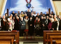 Pamiątkowe jubileuszowe zdjęcie wolontariuszy i sympatyków Caritas.