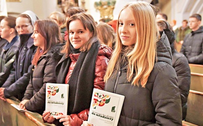 Każdy z uczestników otrzymał książeczkę z przemówieniami papieża Franciszka w Lizbonie, które skierował do młodych całego świata.