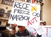 Protest przeciwko strefie czystego transportu w Krakowie.