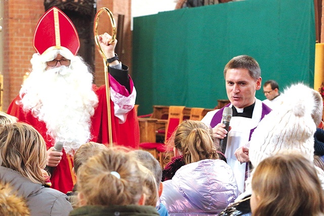 Jak zawsze wokół biskupa z Miry tłoczyły się tłumy dzieci.