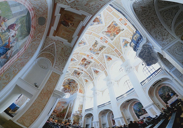 	W krzeszowskiej świątyni cały czas trwa renowacja obrazów i rzeźb. 