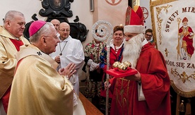 	Powitanie arcybiskupa. W postać świętego zawsze wciela się kościelny Marian Jańczyk. Obok metropolity stoi ks. Gibas.