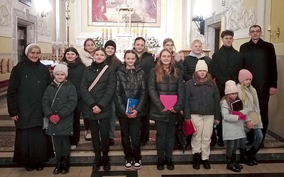 Wystąpili organista Arkadiusz Badowski i schola parafialna.