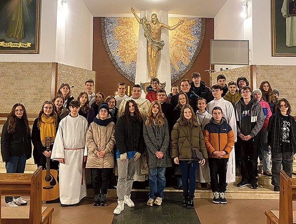 Uczestnicy z księżmi Pawłem Łęckim i Pawłem Krasińskim.