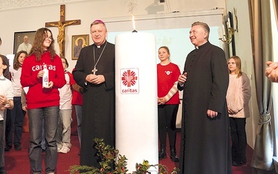 Symboliczny płomień zapalił abp Józef Kupny w auli PWT.  