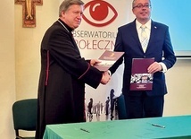 Abp Józef Kupny i Artur Michalski, wiceprezes Narodowego Funduszu Ochrony Środowiska i Gospodarki Wodnej, podpisali umowę na termomodernizację obiektów Caritas w Dobroszycach.