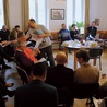 Weekendowe spotkania odbywają się w domu rekolekcyjnym Zgromadzenia Sióstr Franciszkanek Służebnic Krzyża w Laskach.