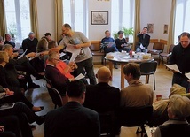 Weekendowe spotkania odbywają się w domu rekolekcyjnym Zgromadzenia Sióstr Franciszkanek Służebnic Krzyża w Laskach.