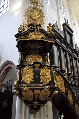 Kazalnica przepełniona jest złotymi reliefami, nawiązującymi głównie do życia i działalności św. Bernarda z Clairvaux.