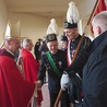 Na zakończenie Mszy św. w Sośnicy biskup stanął przy wyjściu z kościoła, żeby uścisnąć rękę każdej osoby.