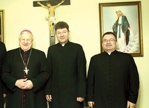 Na plebanii w Turzy. Od lewej: bp Stanisław Szyrokoradiuk, ks. Zenon Macko, proboszcz w Turzy, i ks. Krzysztof Witwicki, kanclerz kurii w Odessie.