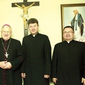 Na plebanii w Turzy. Od lewej: bp Stanisław Szyrokoradiuk, ks. Zenon Macko, proboszcz w Turzy, i ks. Krzysztof Witwicki, kanclerz kurii w Odessie.