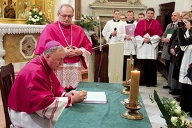 Pasterz diecezji podpisał statuty synodalne, które będą obowiązywać od Niedzieli Zmartwychwstania Pańskiego. 