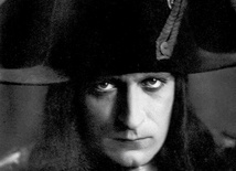W filmie Gance’a w roli młodego Napoleona wystąpił Albert Dieudonné. Stworzył niezwykle intensywną, niemalże ekspresjonistyczną kreację. 