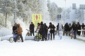 Migranci z Bliskiego Wschodu na przejściu granicznym między Rosją i Finlandią w lapońskim Salla.