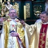 Po błogosławieństwie relikwiarz został umieszczony w bocznym ołtarzu.