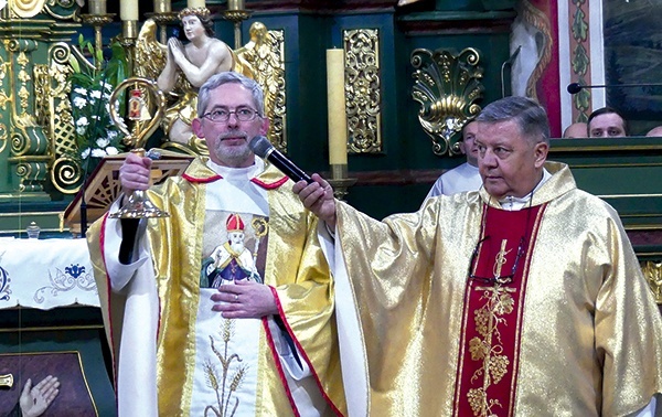 Po błogosławieństwie relikwiarz został umieszczony w bocznym ołtarzu.
