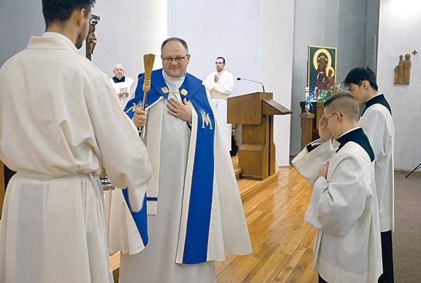 Rektor błogosławi nowo obłóczonych seminarzystów.