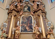 Część ołtarza głównego to zabytek z okresu baroku, a część została dorobiona na przełomie XIX i XX wieku.