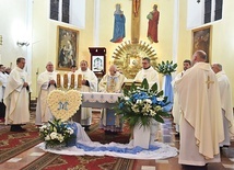 	W sanktuarium Matki Bożej Niepokalanej Przewodniczki Mszę św. z bp. Romanem koncelebrowali duchowi synowie św. Pawła od Krzyża.