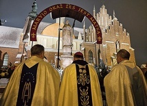 	Nabożeństwo odbyło się przy figurze przed kościołem bernardynów.