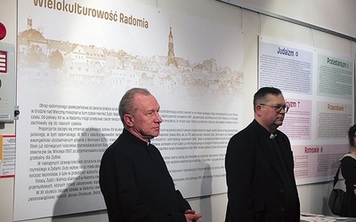	Obecni na wernisażu ks. Mirosław Nowak i ks. Wojciech Rudkowski (z prawej).
