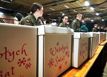 W pakowanie w Czasoprzestrzeni w dawnej Zajezdni Dąbie zaangażowanych było łącznie ponad 60 wolontariuszy.