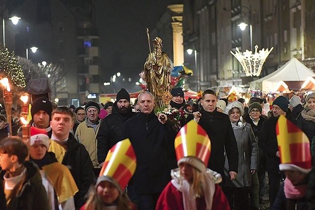 Konkurs, konferencja, orszak i wspólna modlitwa – to już stałe punkty świętowania dni patrona miasta i głogowskiej parafii.