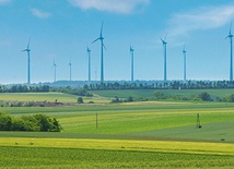 Od sierpnia 2022 r. do sierpnia 2023 r. łączna moc zbudowanych w Polsce wiatraków wzrosła o 15 proc.