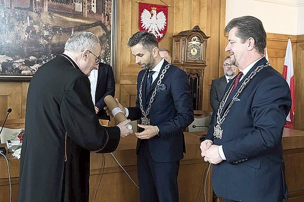 Bp Jacek Jezierski przekazał włodarzom miasta dekret Stolicy Apostolskiej.