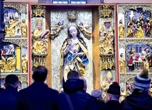 	Centralną scenę stanowi figura nadnaturalnej wielkości Najświętszej Maryi Panny.