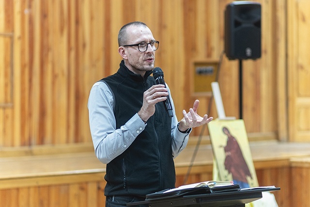 	Aleksander Bańka jest profesorem filozofii, politologiem, świeckim liderem Centrum Duchowości Ruchu Światło–Życie Archidiecezji Katowickiej. Autor książek, artykułów oraz audiobooków poświęconych filozofii i duchowości chrześcijańskiej.