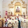 	W czasie celebracji liturgicznych wyświęceni alumni ubrani będą w albę ze stułą przewieszoną przez lewe ramię oraz szatę wierzchnią zwaną dalmatyką.