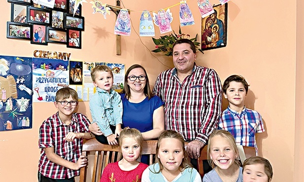 Pod sufitem girlanda z aniołków, na ścianie plakat z napisem „Czekamy” – mama Marzena, tato Janusz i ich siedmioro dzieci: Piotr, Dawid, Lila, Hania, Gloria, Santiago i roczna Estera dbają o atmosferę w domu, a przede wszystkim w sercu