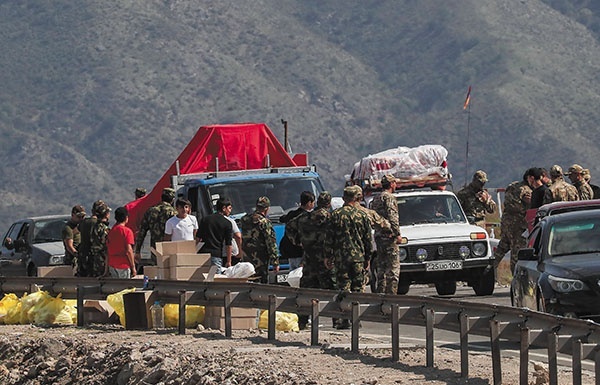 Uchodźcy z Górskiego Karabachu na przejściu granicznym z Armenią w pobliżu Kornidzor.