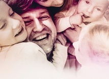 Sergio Pellegrini, Gianni Salerno, Maria Caporale Mozaika rodzinna.  Obrazy z życia Fundacja Mariapoli/ Instytut Gość Media/ Płomień Wiary Katowice, Częstochowa 2023 