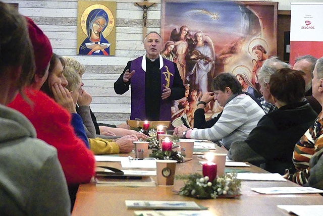 	Ks. Andrzej Gawlas z uczestnikami.