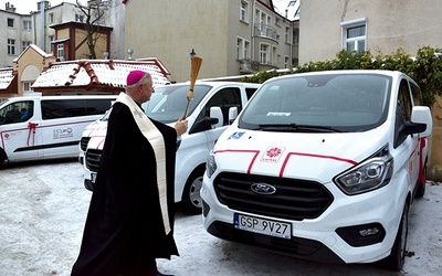 Bp Szlachetka pobłogosławił pojazdy.