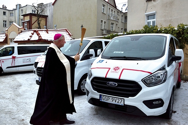 Bp Szlachetka pobłogosławił pojazdy.