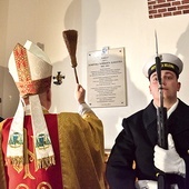 	Bp Szlachetka poświęcił tablicę dedykowaną franciszkaninowi.