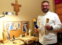 	Kapelan górali przy swoim warsztacie rzeźbiarskim.