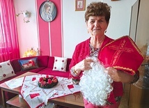 Rybniczanka w swoim mieszkaniu – z elementami stroju, którego używa od przeszło pół wieku.