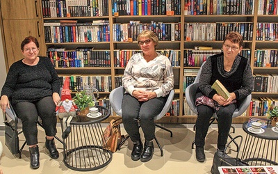 Opowiadały o Świętach w sławięcickiej bibliotece. Od lewej: Urszula Szmidt, Weronika Szala i Irena Kwoczała.
