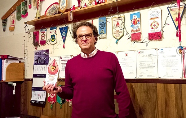 Takie statuetki podczas obchodów jubileuszowych otrzymały osoby zasłużone dla krwiodawstwa.