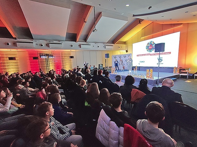 	Podsumowanie działań odbyło się w obecności młodzieży,  która brała udział w antyhejtowych warsztatach. 