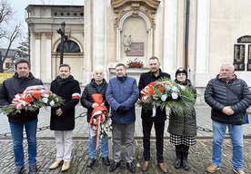 	Delegacje pod tablicą ofiar stanu wojennego w Białej. 
