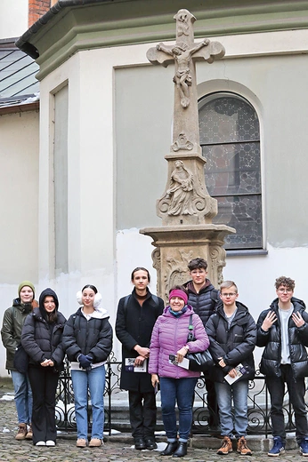 Odrestaurowany krzyż stoi w centrum miasta, obok kościoła św. Marii Magdaleny.