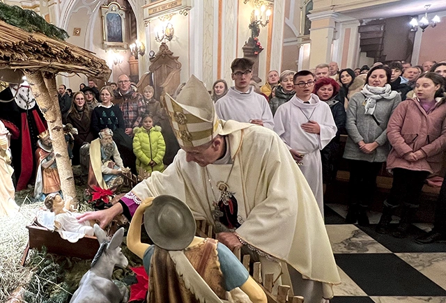 Przy szopce w kęckim sanktuarium MB Pocieszenia.