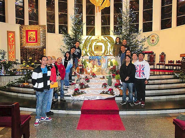 	Filipińska załoga, uczestnicy Mszy Świętej w gdyńskim kościele redemptorystów.